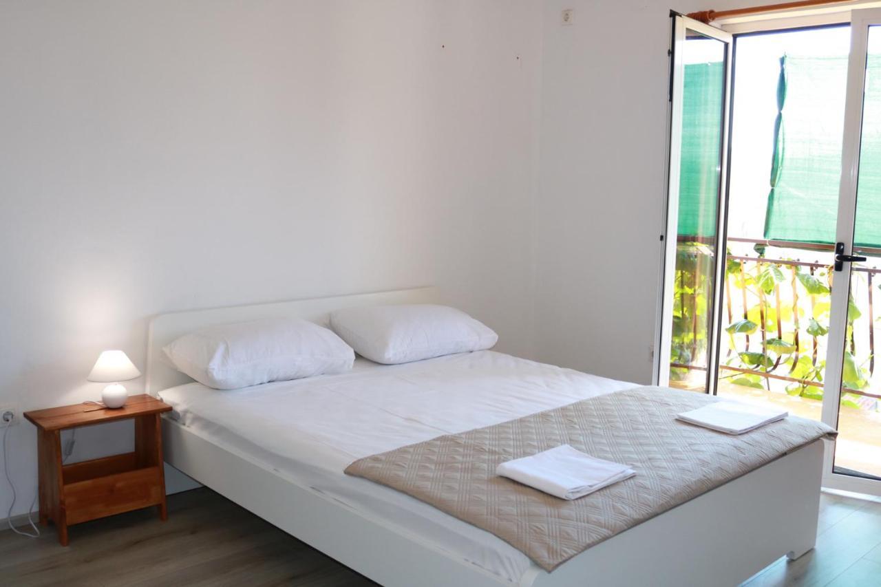 Apartment Olive 3 Grebastica
